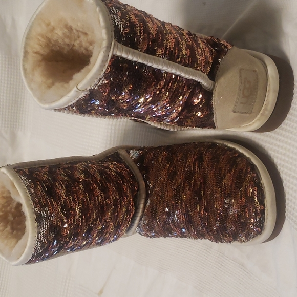 Gold UGG boots - Picture 6 of 8